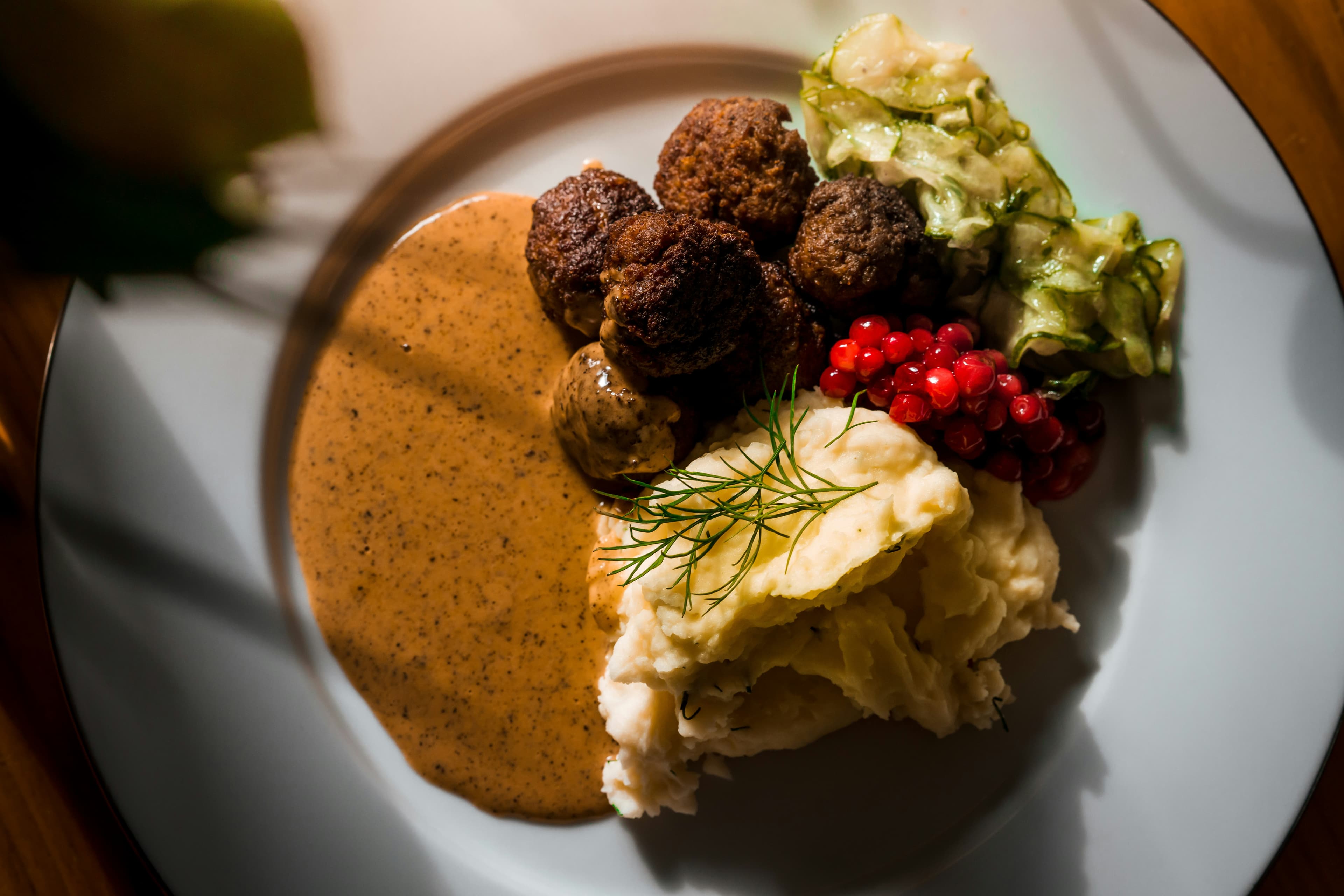 Frikadellen mit Kartoffelpüree – fertig angerichtet