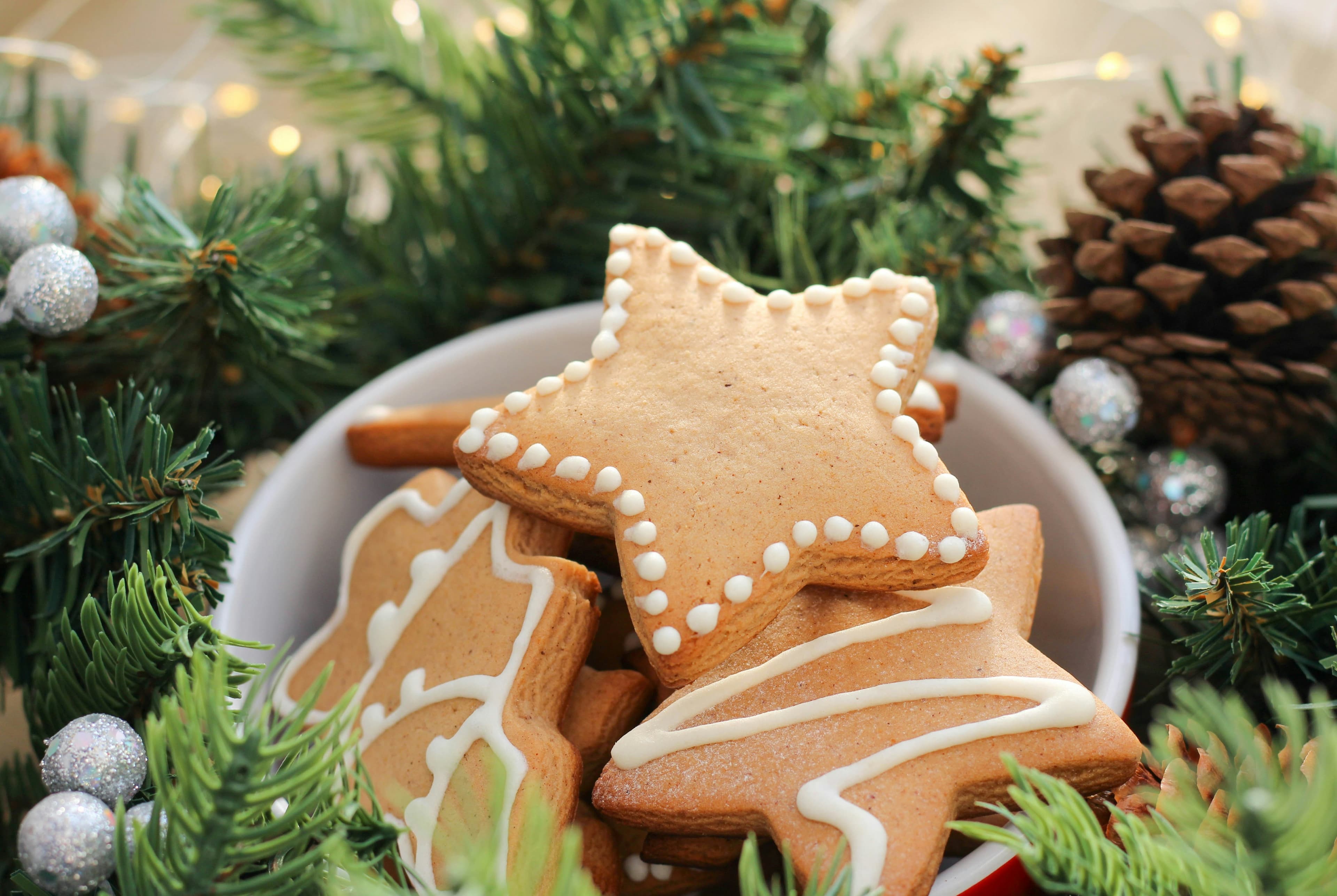Ausstechplätzchen mit Royal Icing – fertig angerichtet