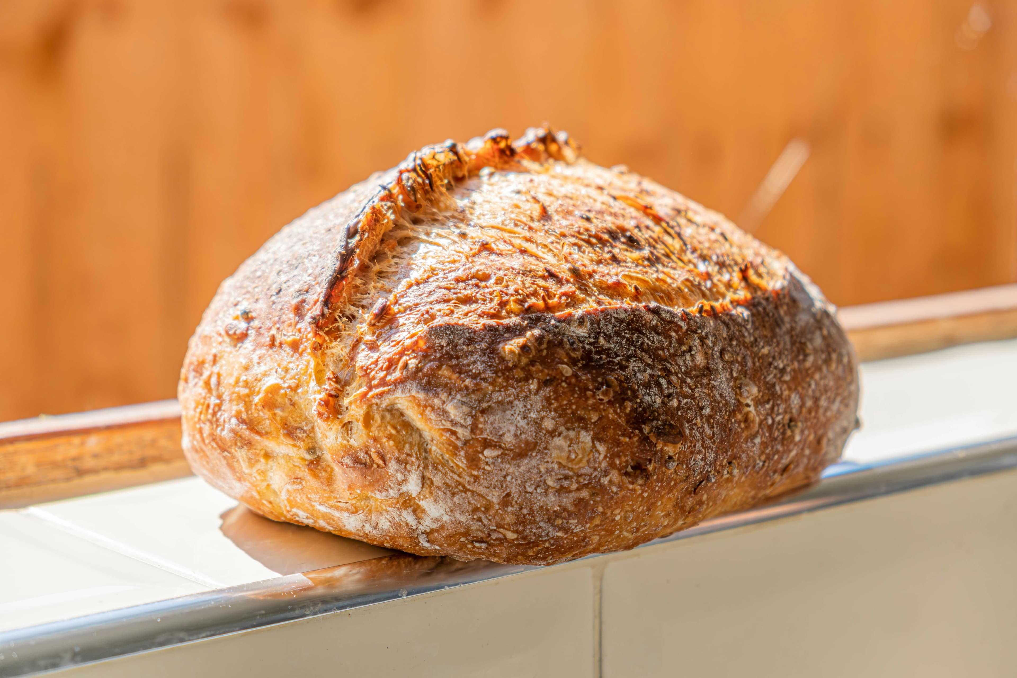 Topfbrot ohne Kneten – fertig angerichtet
