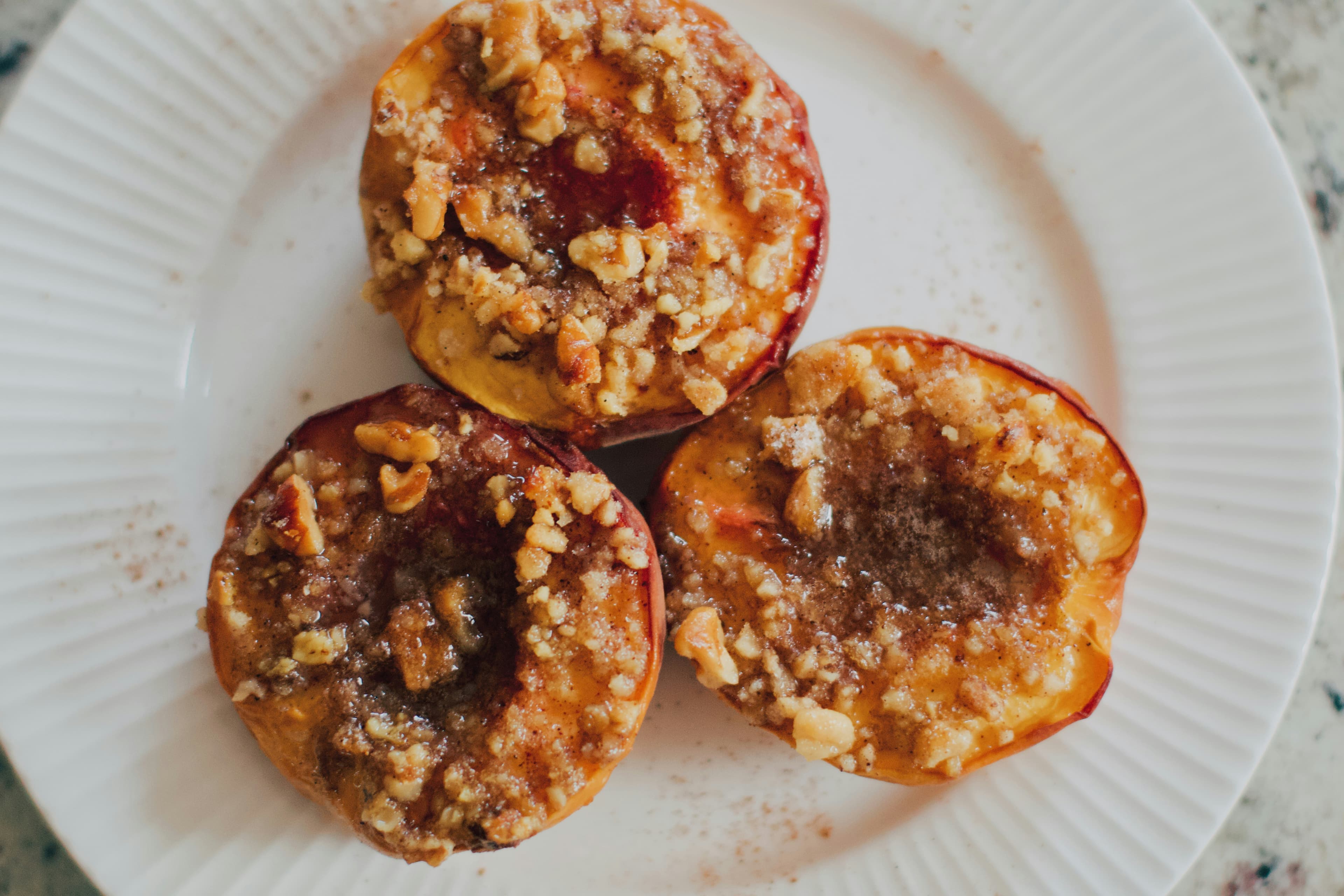 Pfirsich-Crumble mit Haferstreuseln – fertig angerichtet