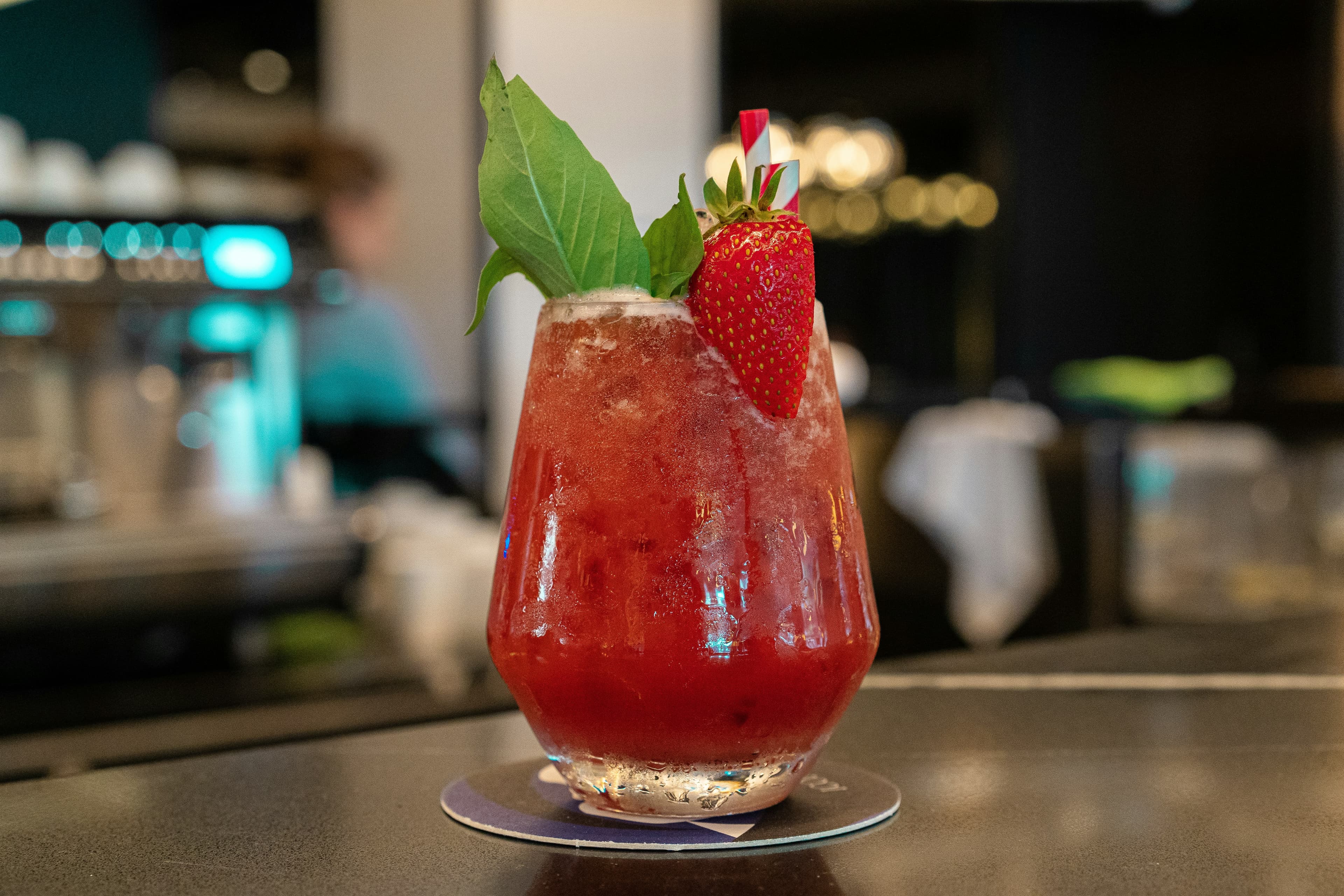 Erdbeer-Basilikum-Limonade – fertig angerichtet
