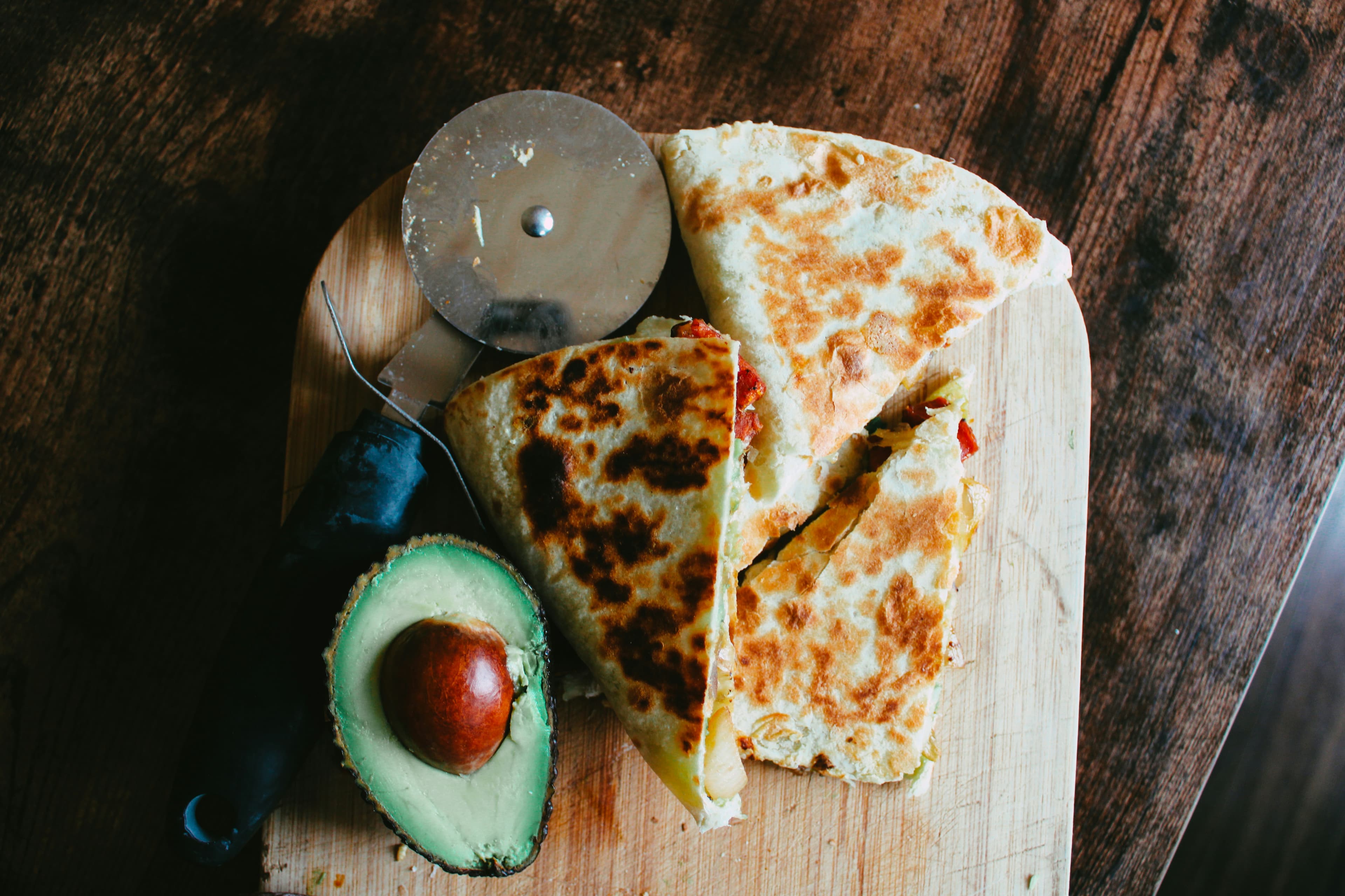 Quesadillas mit Hähnchen – fertig angerichtet